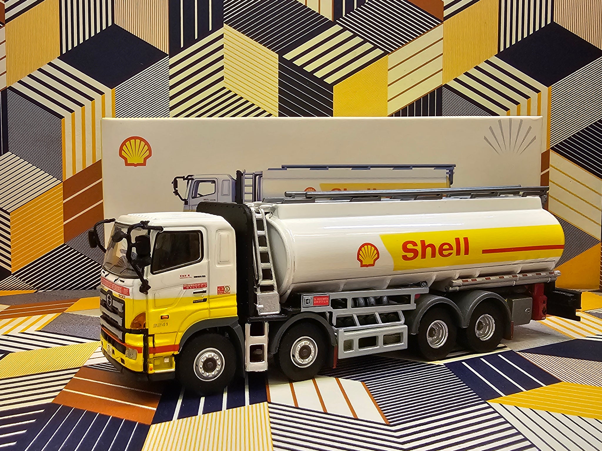 1/76 Tiny 179 Hino 700 Shell Oil Tanker Truck Lorry
